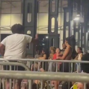 Fãs de Bruno Mars trocaram xingamentos em fila para comprar ingressos; alguém foi acusado de 'furar' lugar