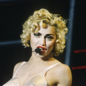 Madonna rodava o mundo com a 'Blond Ambition Tour'. No palco, a popstar simulava masturbação e exorcismo e cantava em um altar de uma igreja