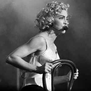 Madonna iniciou o discurso com uma celebração às raízes: 'Orgulho de ser americana porque é (...) um país que acredita na liberdade de expressão'