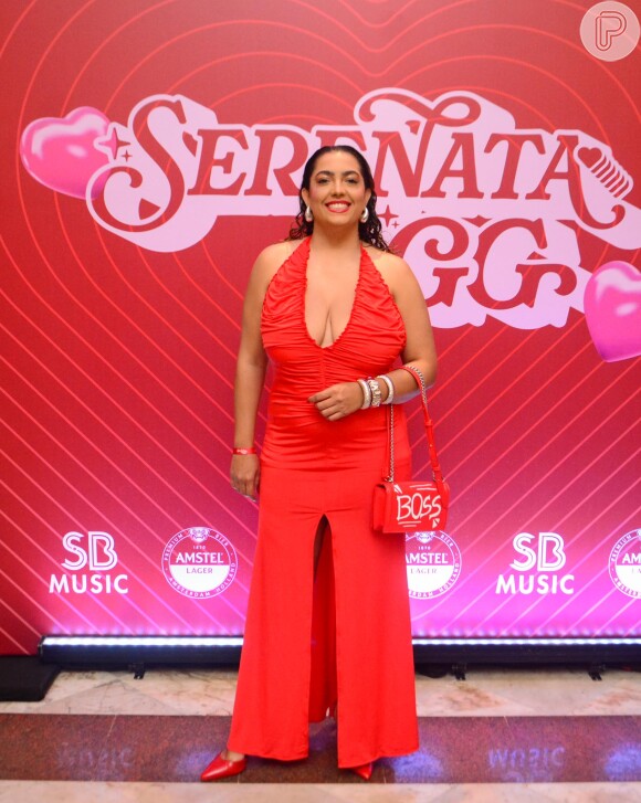 Camila Moura, ex-mulher de Lucas 'Buda', usa vestido com decote arrasador em gravação do DVD de Glória Groove, no Rio de Janeiro