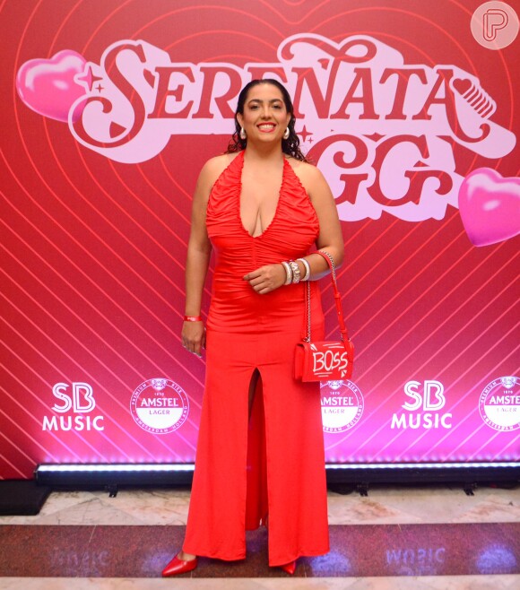 Camila Moura, ex-mulher de Lucas 'Buda', usa vestido com decote arrasador em gravação do DVD de Glória Groove, no Rio de Janeiro