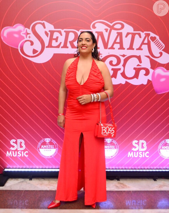 Camila Moura, ex-mulher de Lucas 'Buda', usa vestido com decote arrasador em gravação do DVD de Glória Groove, no Rio de Janeiro