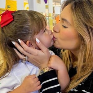 Virgínia Fonseca beija filhas mais velha, Maria Alice, na boca e causa polêmica na web