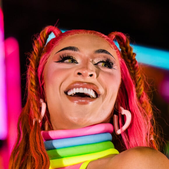 Pabllo Vittar cantou 'Sua Cara', hit dela com Anitta e Major Lazer, ao lado de Karol G