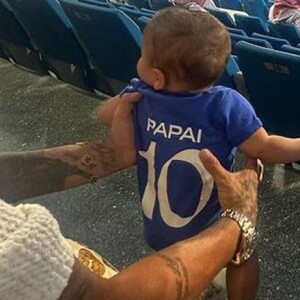 Filha de Bruna Biancardi e Neymar, Mavie usou a camisa 10 do papai
