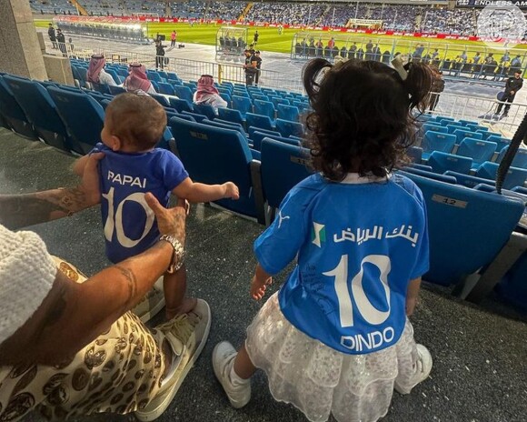 Filha de Bruna Biancardi e Neymar, Mavie usou a camisa 10 do papai