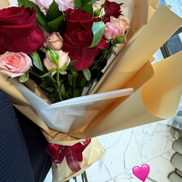 Bruna Biancardi mostrou que ganhou flores neste Dia das Mães e usou um coração na foto, dando a entender que o mimo foi dado por Neymar