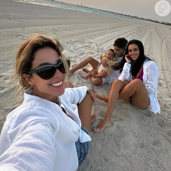 Bruna Biancardi posou com amigos e com a filha na praia paradisíaca