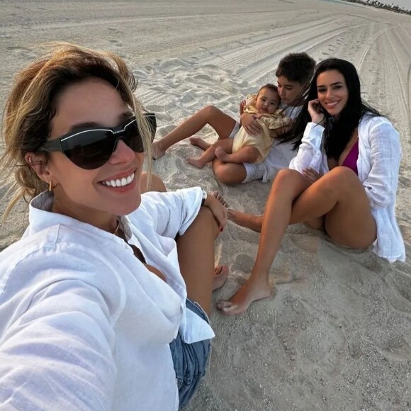 Bruna Biancardi posou com amigos e com a filha na praia paradisíaca