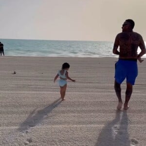 Neymar aparece segurando Mavie no colo na praia do Mar Vermelho