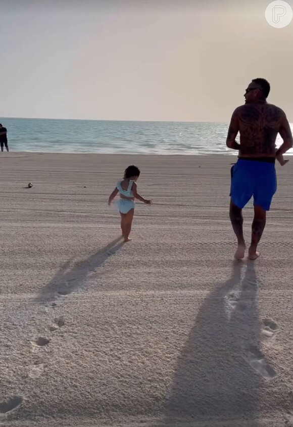 Neymar aparece segurando Mavie no colo na praia do Mar Vermelho