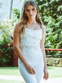 Isabella Santoni dispensa vestido e usa macacão de alcinha feito três dias antes em casamento civil. Veja fotos!