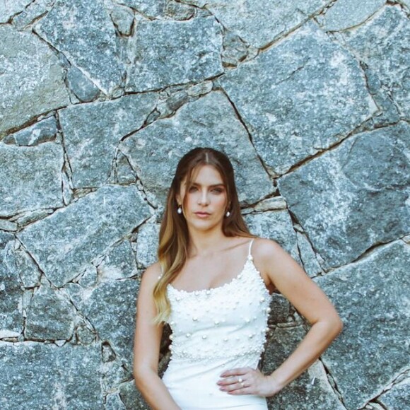 Isabella Santoni ousa com macacão ao invés de vestido em casamento civil com Henrique Blecher