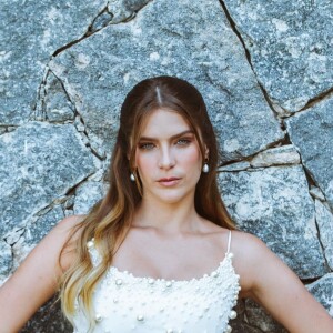 Isabella Santoni saiu do óbvio com macacão no dia da cerimônica de casamento civil