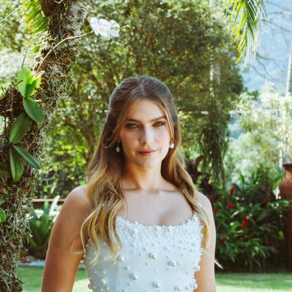 Isabella Santoni disse que as pérolas são uma grande tendência para casamentos e isso a ajudou a escolher seu próprio look