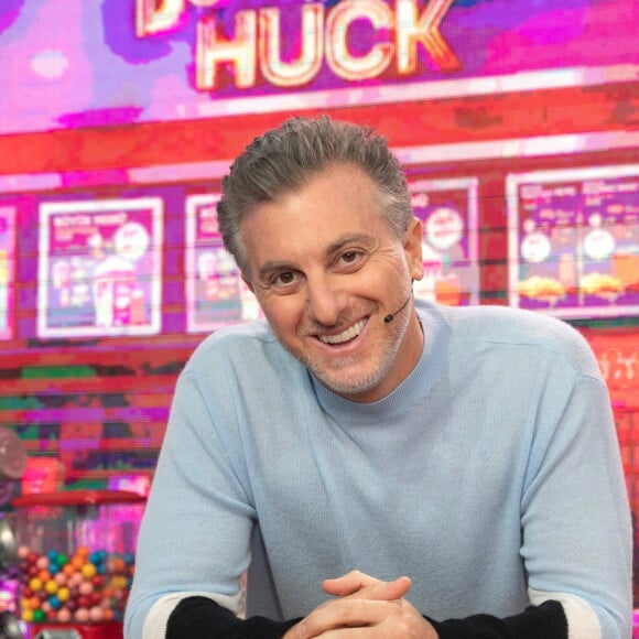 Luciano Huck, após críticas por ter doação ao RS exposta, viaja para o estado e visita abrigos: 'Eu quis levar...'