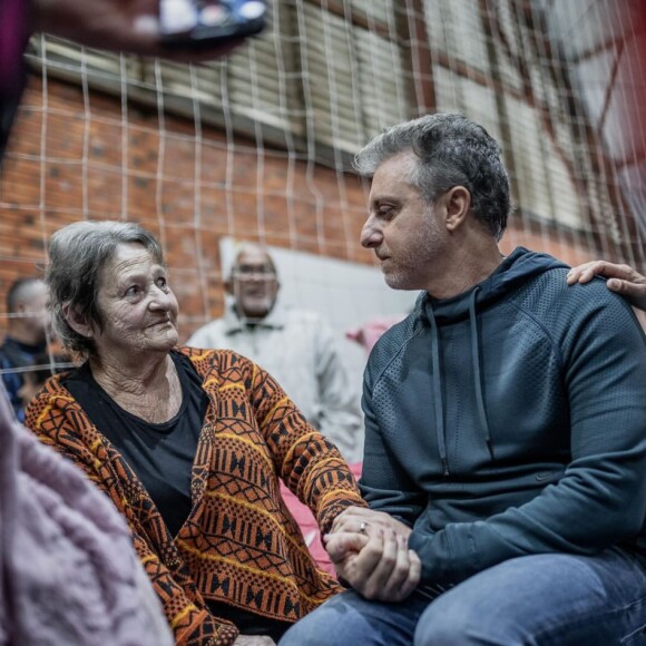 Luciano Huck visitou abrigos e conversou com pessoas vítimas da tragédia das chuvas no RS: 'A gente que é pai ou mãe imagina o tamanho da dor dessas famílias'