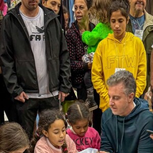 Luciano Huck interagiu com crianças em abrigo no RS