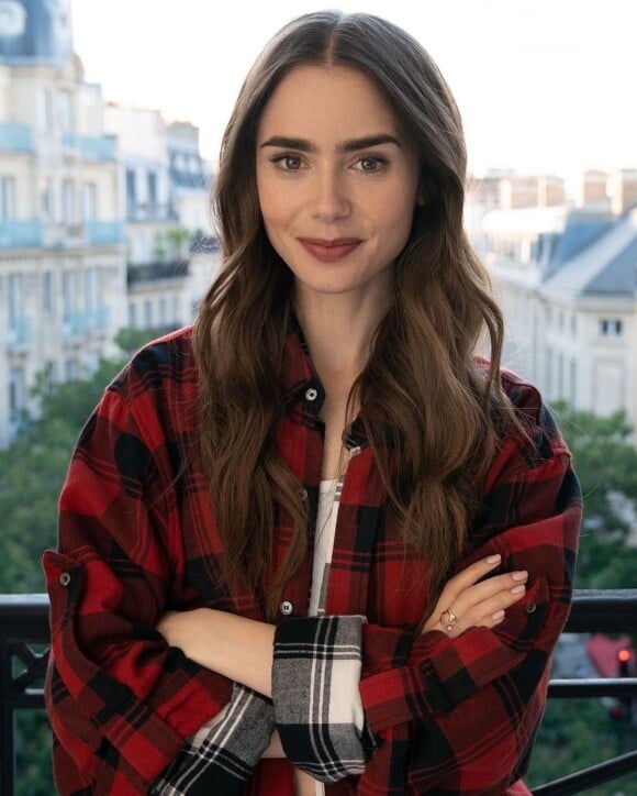 Emily Cooper, interpretada por Lily Collins em 'Emily em Paris', encantou o público com suas sobrancelhas espessas e bem definidas