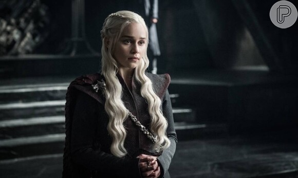 Emilia Clarke marcou sua carreira como Daenerys Targaryen em 'Game of Thrones'. Sua personagem tinha sobrancelhas suaves e arredondadas