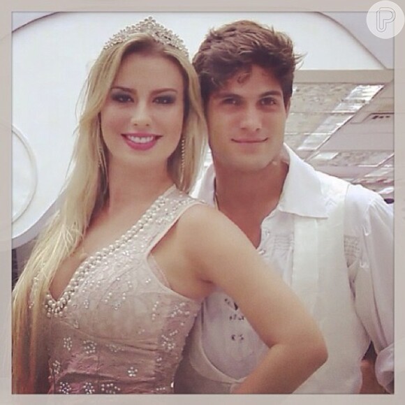 Fernanda Keulla parabeniza André Martinelli no aniverário de 25 anos do namorado, em 5 de abril de 2013
