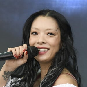 Já a cantora Rina Sawayama abordou a pressão estética até quando se está inchada devido à síndrome