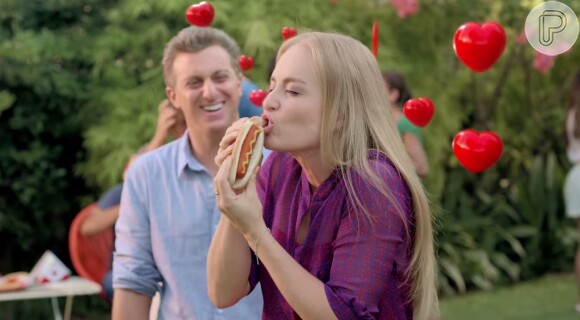Angélica e Luciano Huck estrelam nova campanha da Perdigão, na qual a apresentadora devora uma salsicha, apesar de não comer carne há quase 30 anos