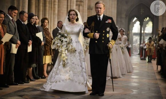 'The Crown' reconstruiu com perfeição o vestido usado pela rainha Elizabeth em seu casamento, com flores bordadas e pérolas