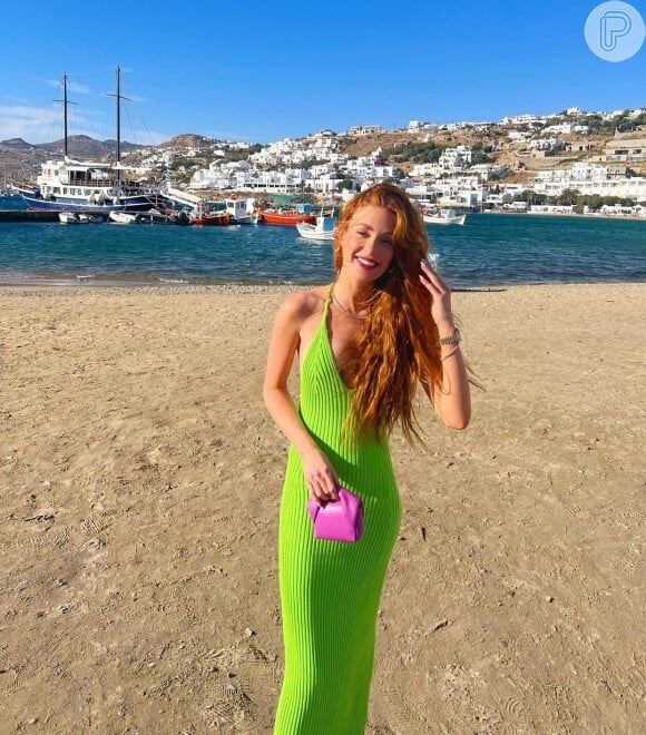 Marina Ruy Barbosa usou looks de sua marca na cor verde neon durante a viagem pela Grécia