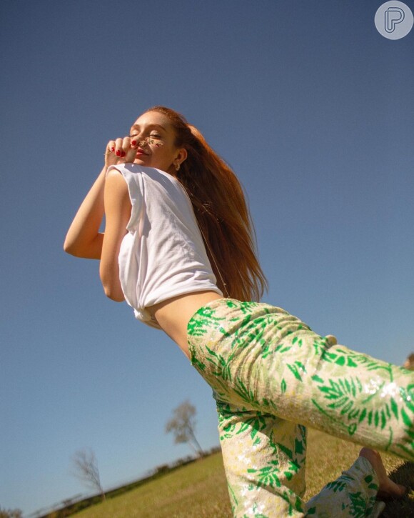 Marina Ruy Barbosa combina t-shirt branca com calça verde estampada