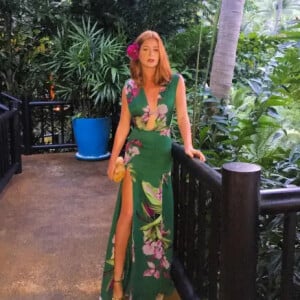 Marina Ruy Barbosa usa vestido longo verde florido