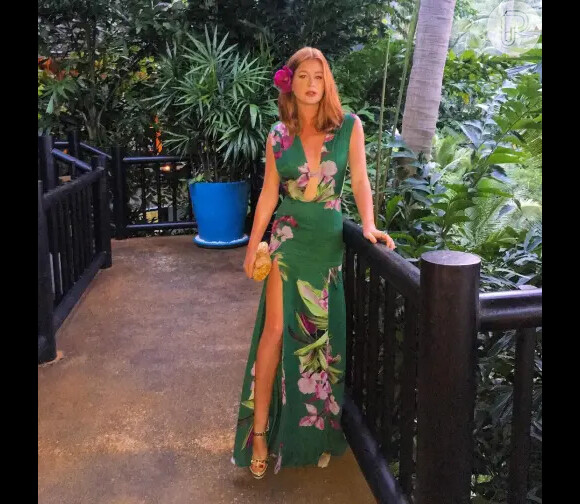 Marina Ruy Barbosa usa vestido longo verde florido