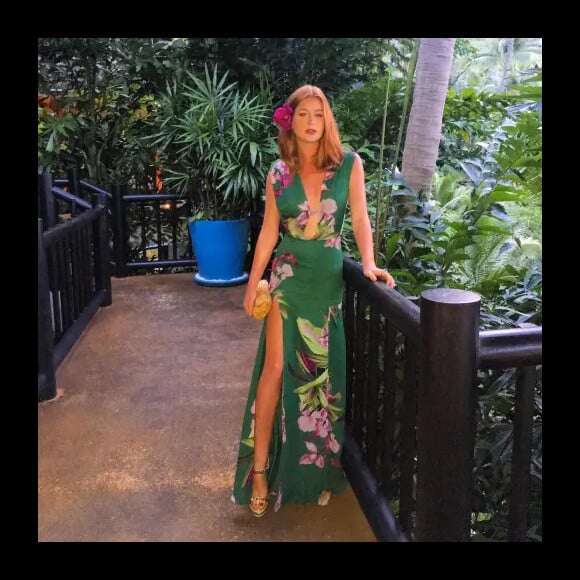 Marina Ruy Barbosa usa vestido longo verde florido