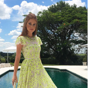 Marina Ruy Barbosa aposta em look de casamento na cor verde neon