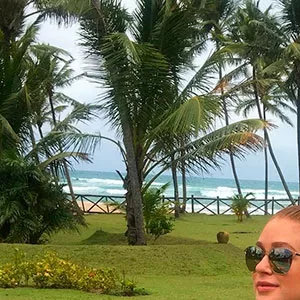 Marina Ruy Barbosa combina biquíni com saída de praia verde com estampa estilosa