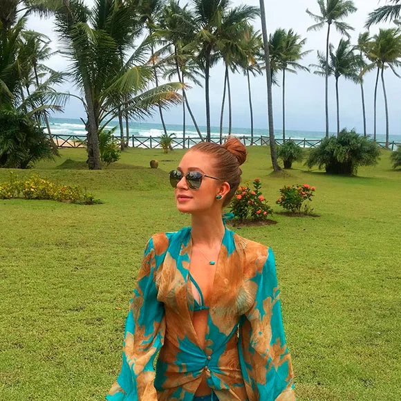 Marina Ruy Barbosa combina biquíni com saída de praia verde com estampa estilosa