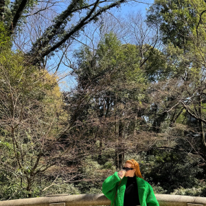 Marina Ruy Barbosa aposta em maxi casaco verde em viagem