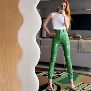 Marina Ruy Barbosa faz selfie no espelho combinando t -shirt branca com calça de vinil verde