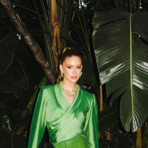 Marina Ruy Barbosa combina diferentes tons de verde em look estiloso