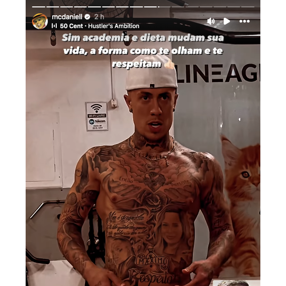 Na legenda, MC Daniel destacou que mantém seu corpo apenas com uma rotina de exercícios dedicada e alimentação balanceada