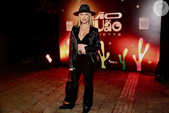 Carla Diaz usou look all black para festa junina de Juliette