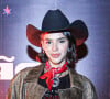 Bruna Marquezine elegeu short curto, jaqueta marrom e botas overknee como destaque de seu look