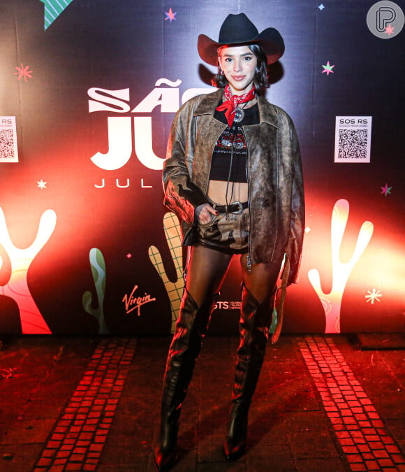 Bruna Marquezine elegeu short curto, jaqueta marrom e botas overknee como destaque de seu look