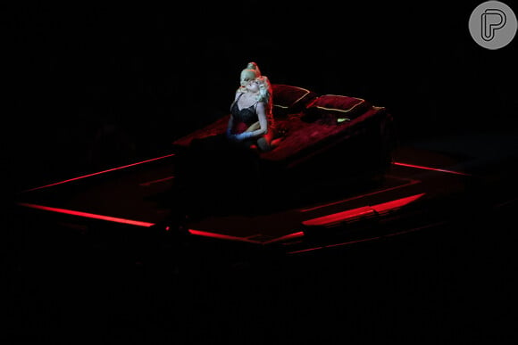 Madonna simula masturbação em um dos atos mais comentados da 'The Celebration Tour'