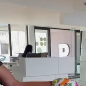 "É assim que eu começo meu dia. Aí dizem que é plástica", ironizou Gretchen na legenda