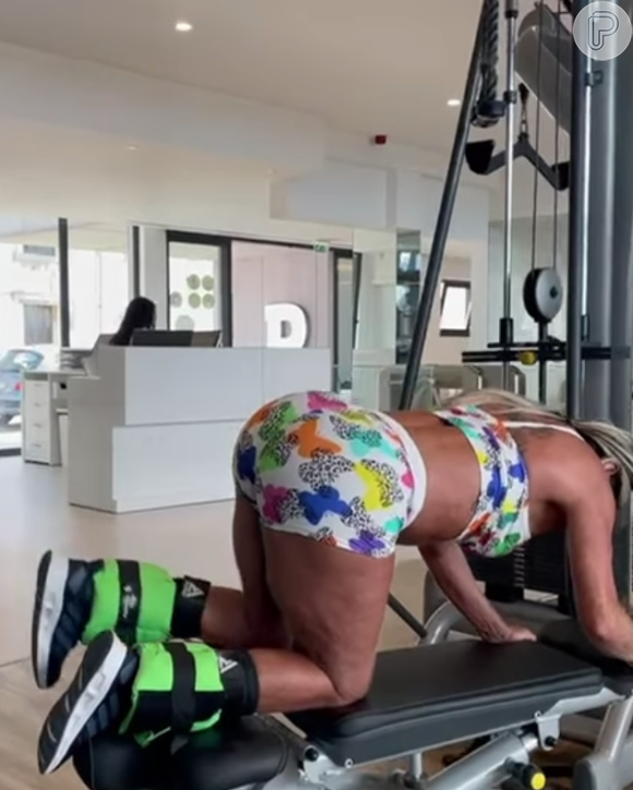 Gretchen compartilhou um vídeo de treino de glúteos e ressaltou que exercícios físicos são a chave para manter seu corpo