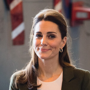 Kate Middleton e o príncipe William foram vistos em dia de compras e princesa não mostrou nenhum indício de câncer, disse informante