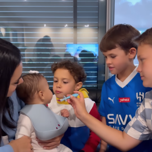 Além de um momento divertido no escorregador, Davi Lucca ajudou na introdução alimentar de Mavie