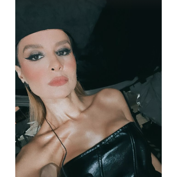 Maiara apareceu com um vestido acinturado que abria com um volumão na cintura, junto de uma bota cheia de franjas