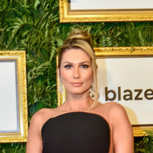 Lívia Andrade apostou em um look diferentão com cauda roxa, recorte e sem alças